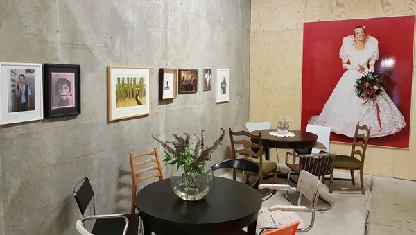 Ausstellungsraum mit Exponaten