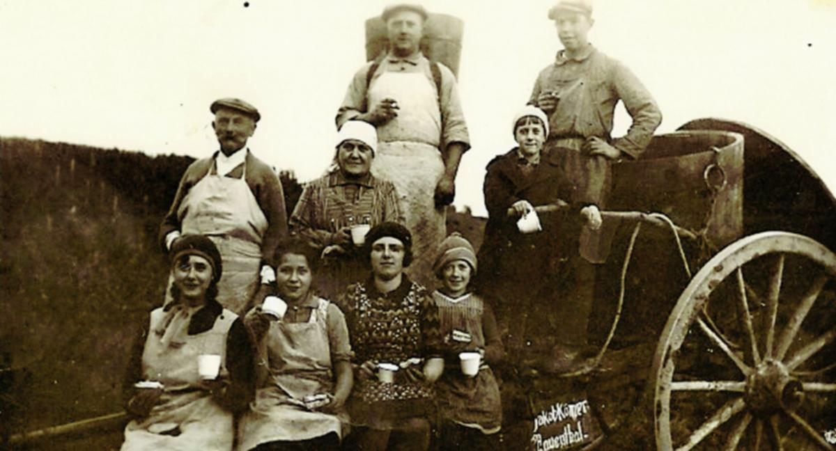 Weinlese in Rauenthal, ca. 1930. Zusehen ist die Familie, Désirées Großmutter sitzt vorne links.