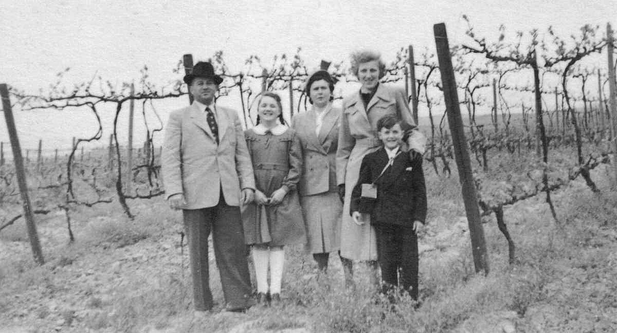 August Eser (8.Generation) mit seiner Frau,<br>seiner Tochter, einer Weinkundin und Sohn Joachim<br>1949